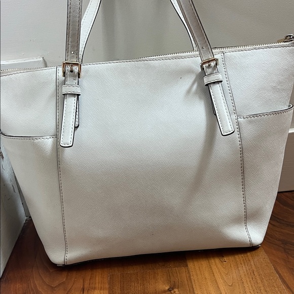 Michael Kors Cream Tote Bag with Gold Accents preowned - Picture 2 of 10